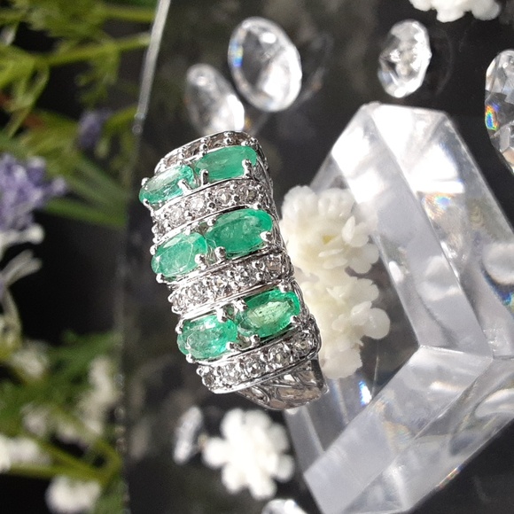 925 Genuine Emerald And White Topaz Ring. 1.76ct